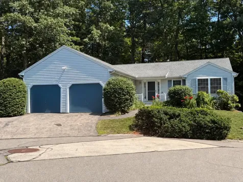 4 Glasgow Circle Hudson NH 03051