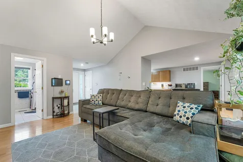 4 Glasgow Circle Hudson NH 03051