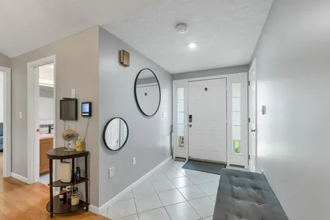 4 Glasgow Circle Hudson NH 03051