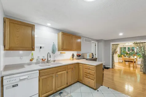 4 Glasgow Circle Hudson NH 03051