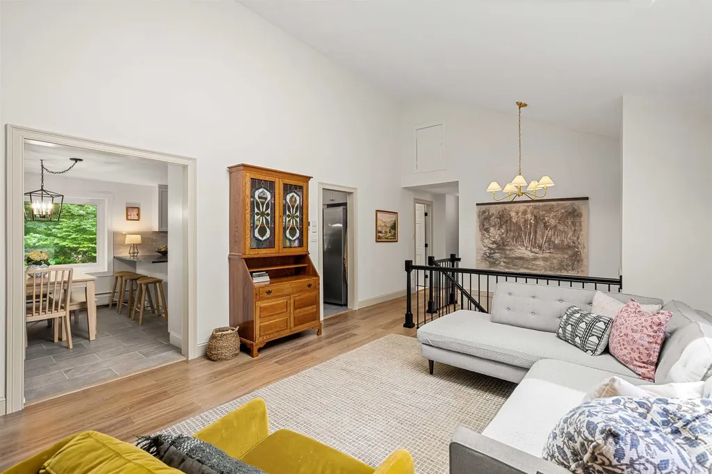 20 Hawkview Road Hudson NH 03051