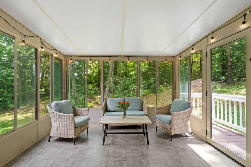 20 Hawkview Road Hudson NH 03051