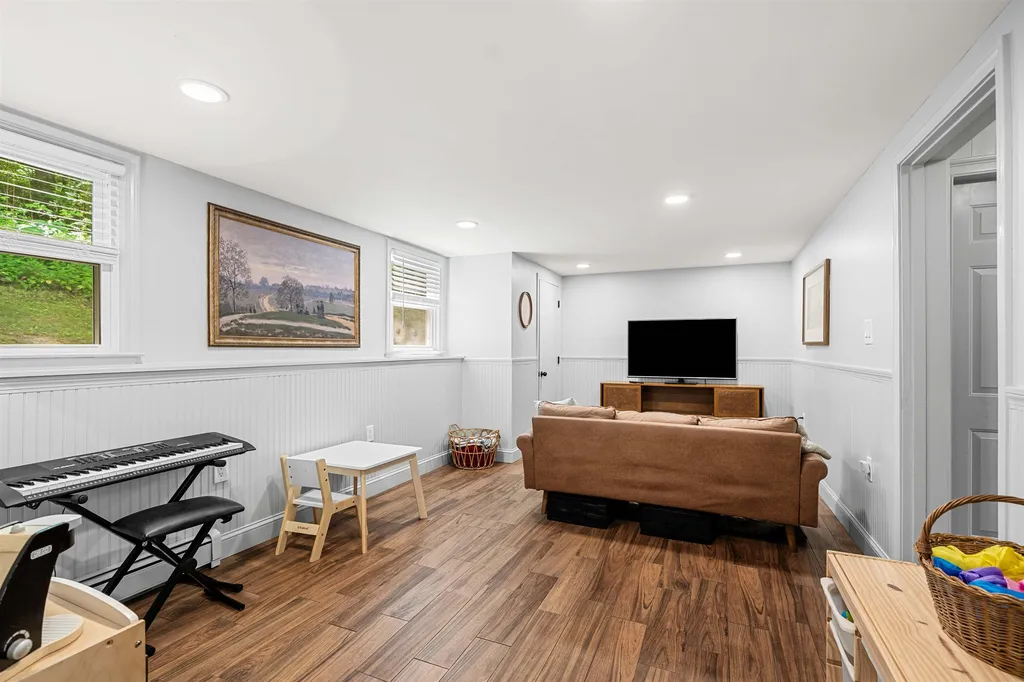 20 Hawkview Road Hudson NH 03051