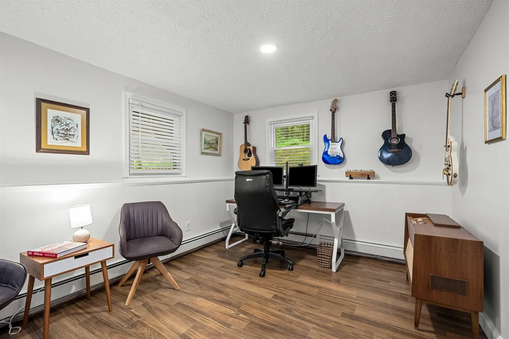 20 Hawkview Road Hudson NH 03051