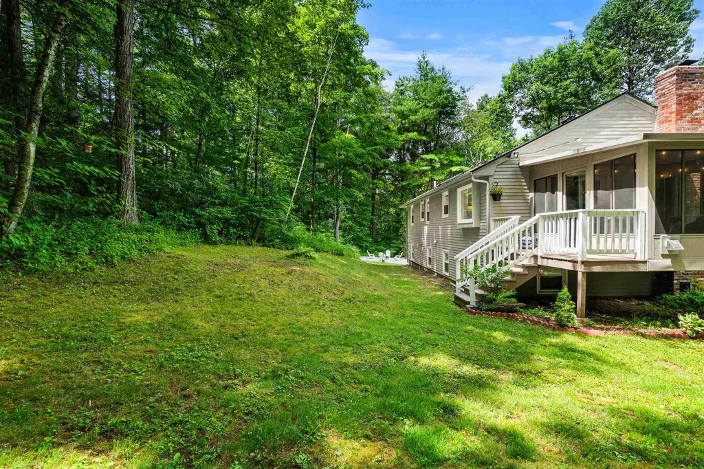 20 Hawkview Road Hudson NH 03051