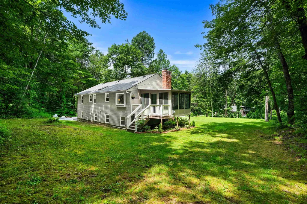 20 Hawkview Road Hudson NH 03051