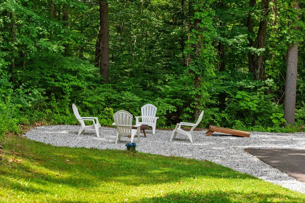 20 Hawkview Road Hudson NH 03051