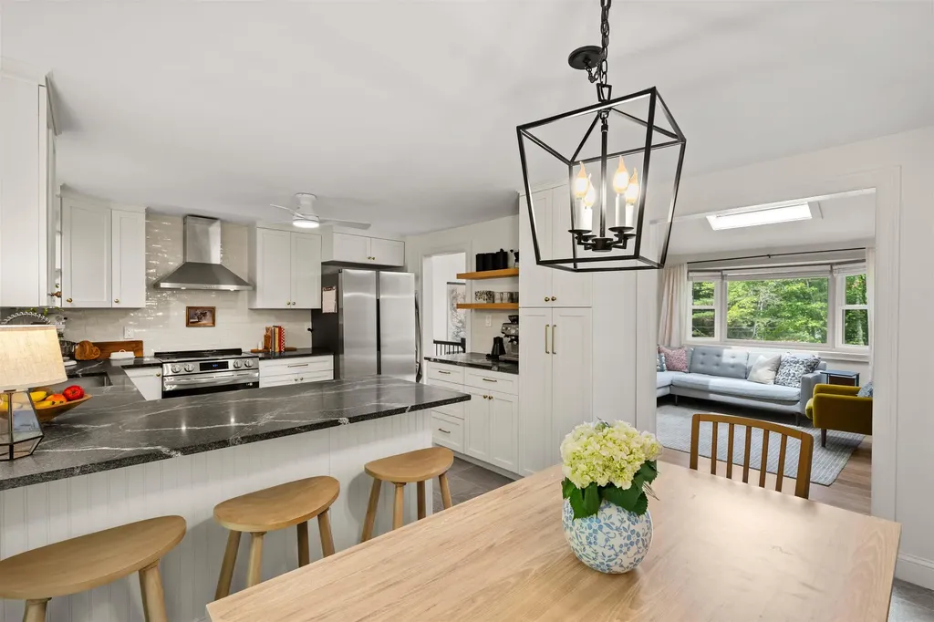 20 Hawkview Road Hudson NH 03051