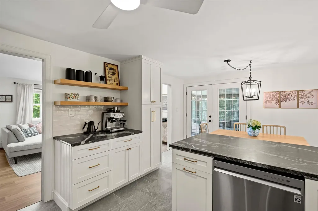 20 Hawkview Road Hudson NH 03051