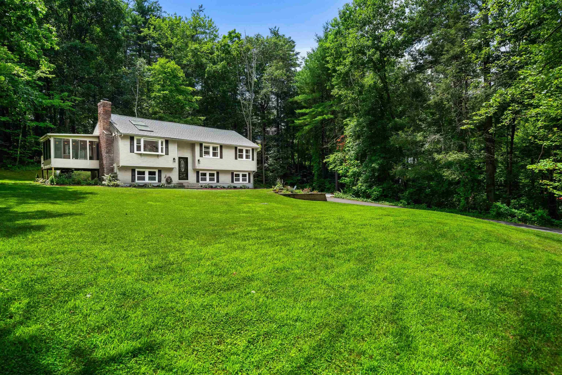 20 Hawkview Road Hudson NH 03051