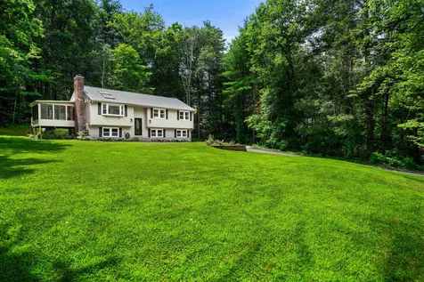 20 Hawkview Road Hudson NH 03051
