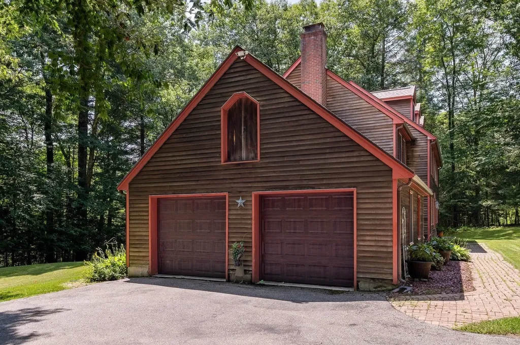 6 Gas Light Lane Kensington NH 03833