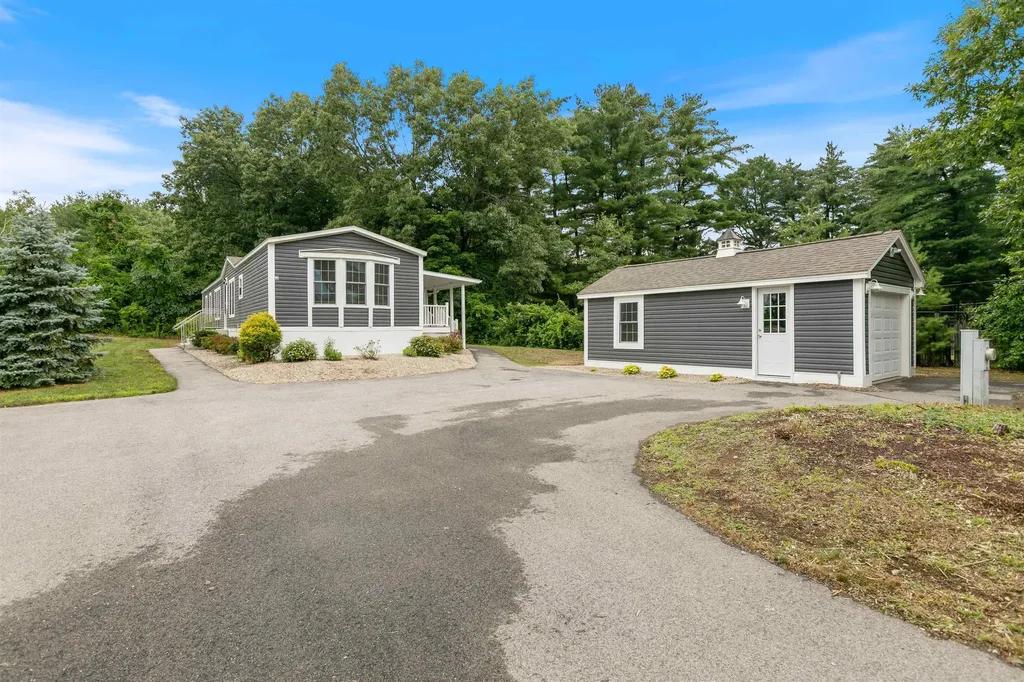 3 Bay Street Hudson NH 03051