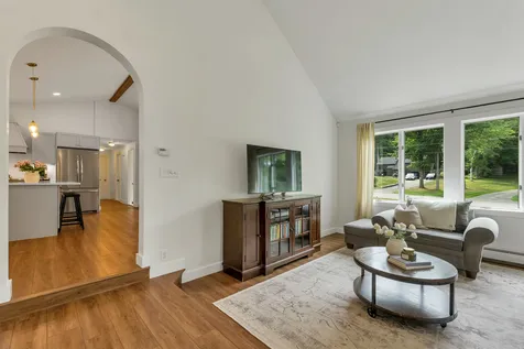 43 Redfield Circle Derry NH 03038