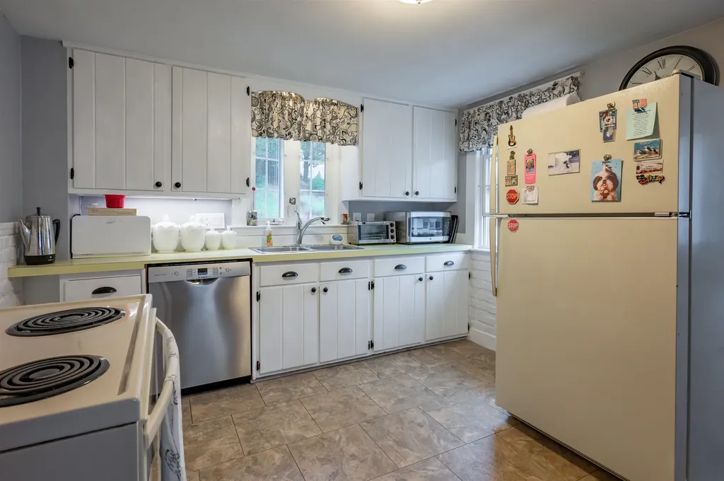 21 Charlotte Avenue Nashua NH 03064