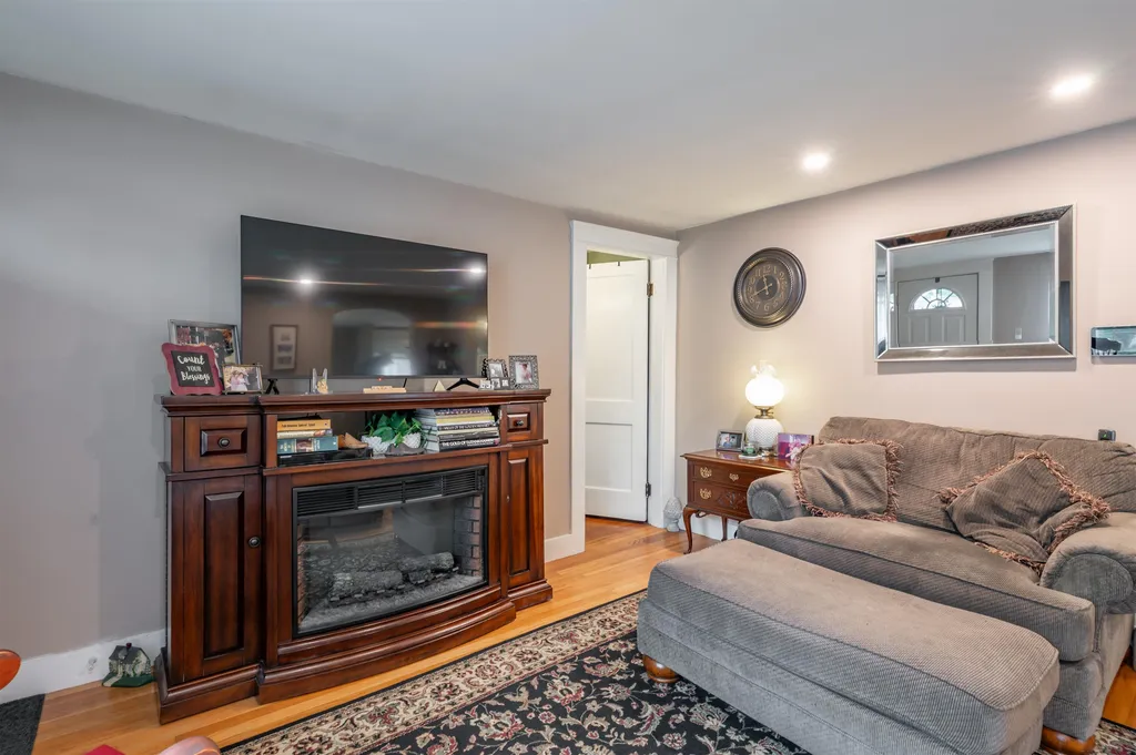 21 Charlotte Avenue Nashua NH 03064