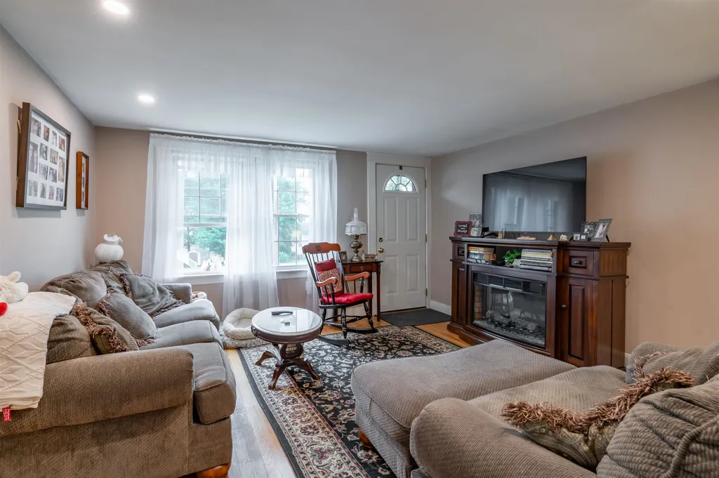 21 Charlotte Avenue Nashua NH 03064