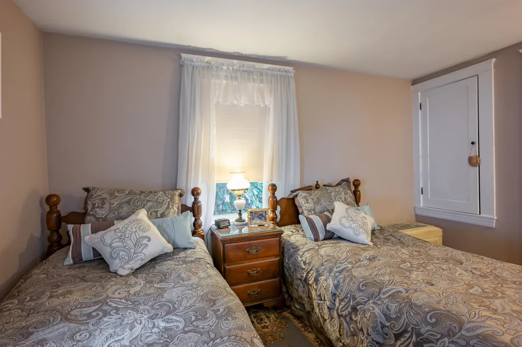 21 Charlotte Avenue Nashua NH 03064