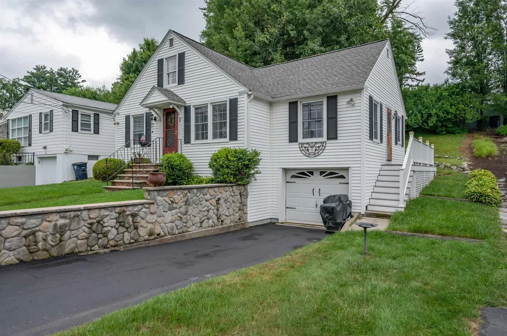 21 Charlotte Avenue Nashua NH 03064