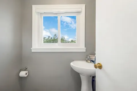 11 Farmington Road Alton NH 03810
