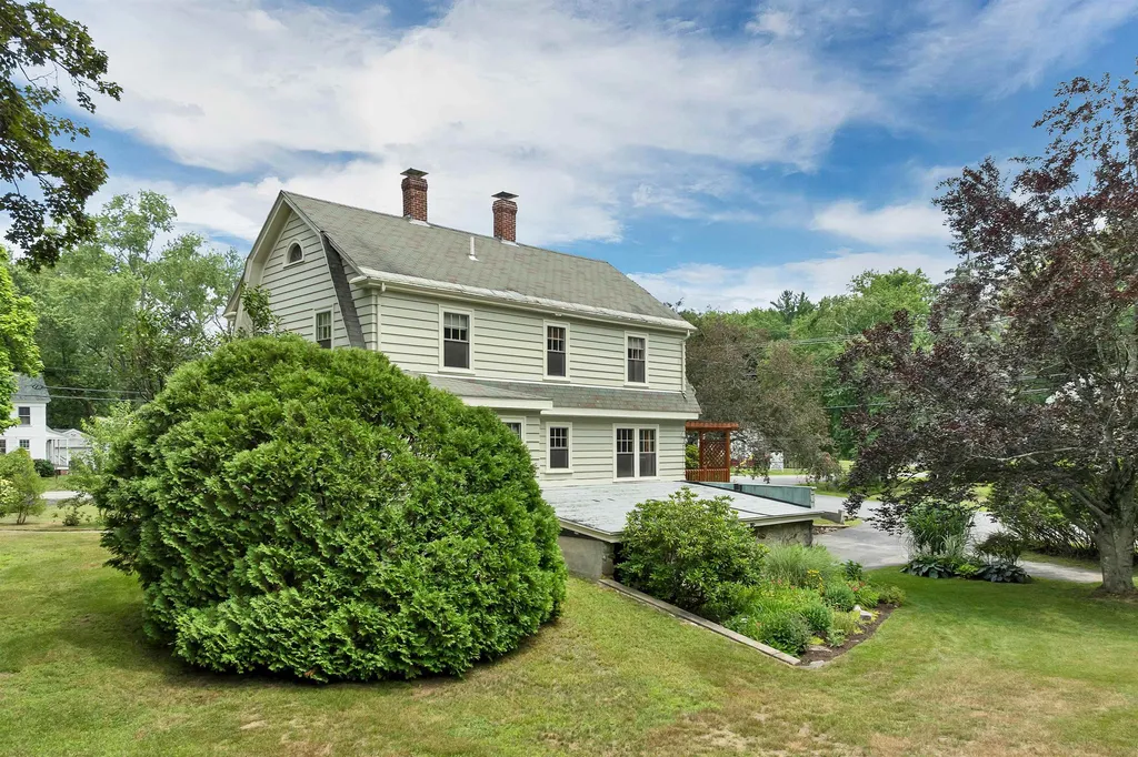 23 West Main Street Newton NH 03859