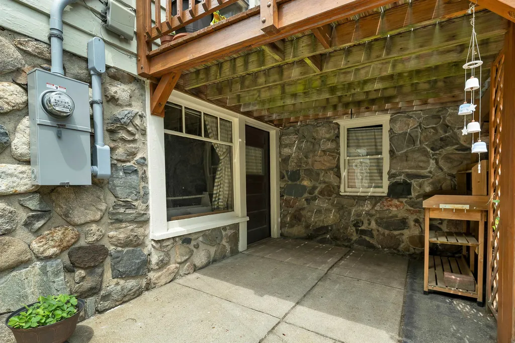 23 West Main Street Newton NH 03859