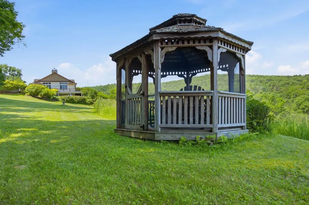 55 County Road Hartland VT 05089