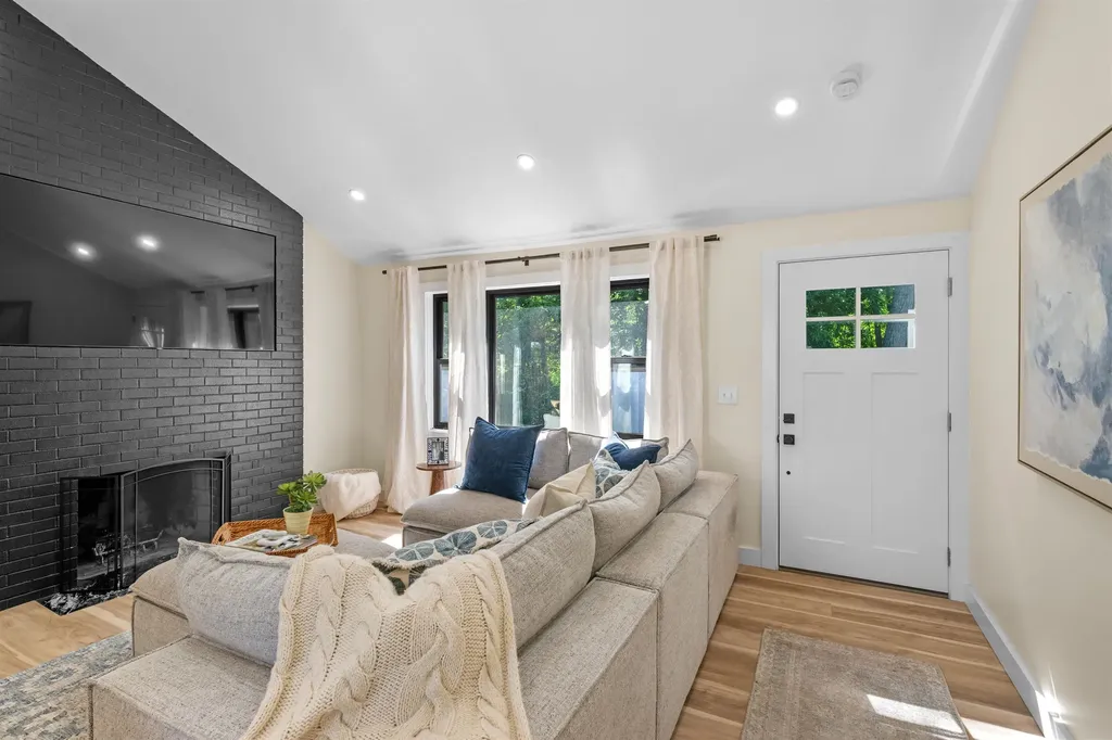 11 Hanson Avenue Salem NH 03079