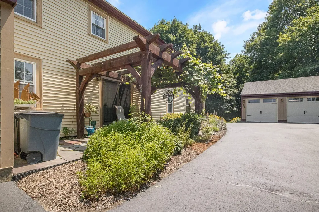 330 Knox Marsh Road Madbury NH 03823