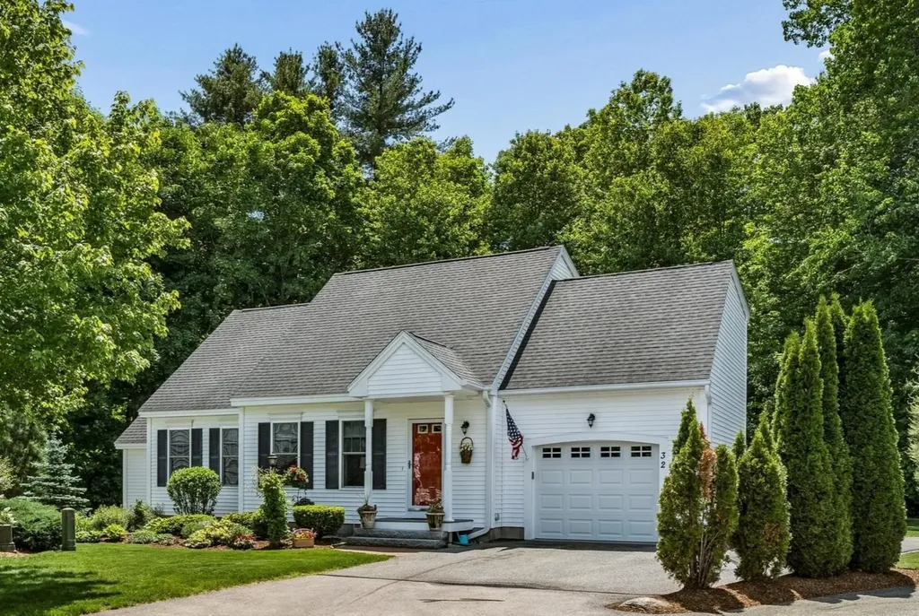 32 Peacock Brook Lane Amherst NH 03031