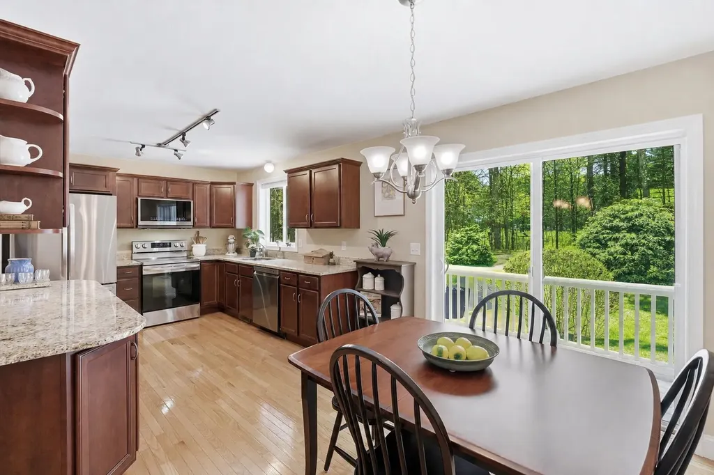 32 Peacock Brook Lane Amherst NH 03031
