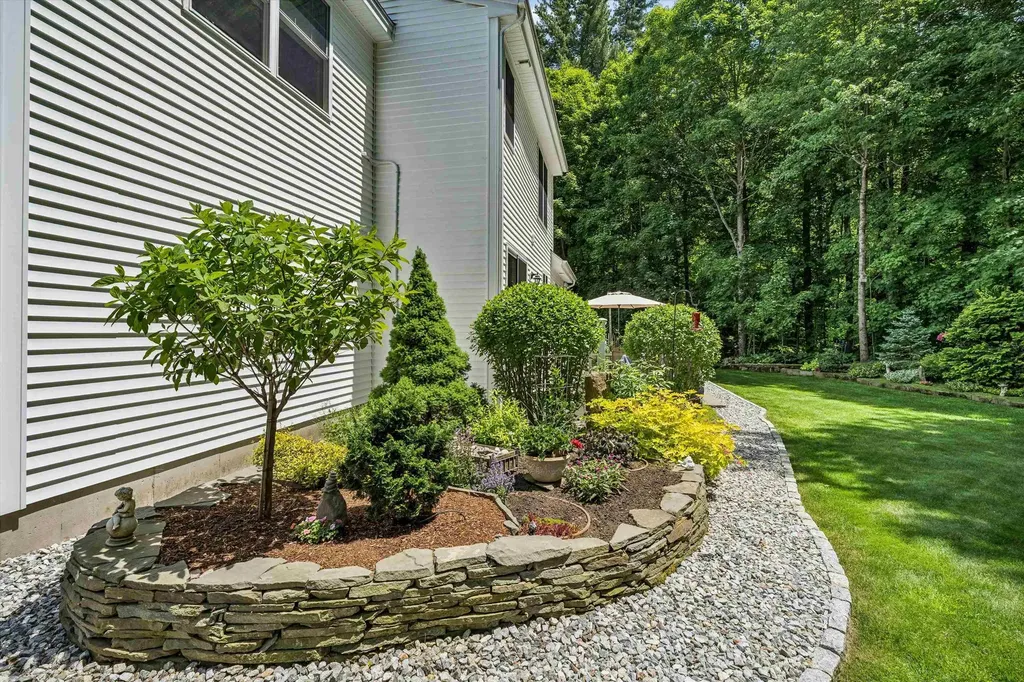32 Peacock Brook Lane Amherst NH 03031