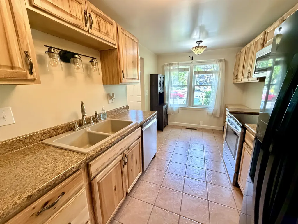 208 Bartemus Trail Nashua NH 03063