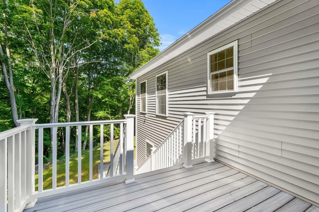 15 Bartlett Street Epping NH 03042