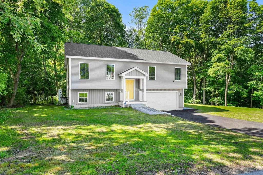15 Bartlett Street Epping NH 03042