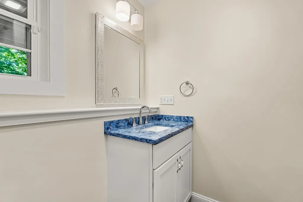 15 Bartlett Street Epping NH 03042