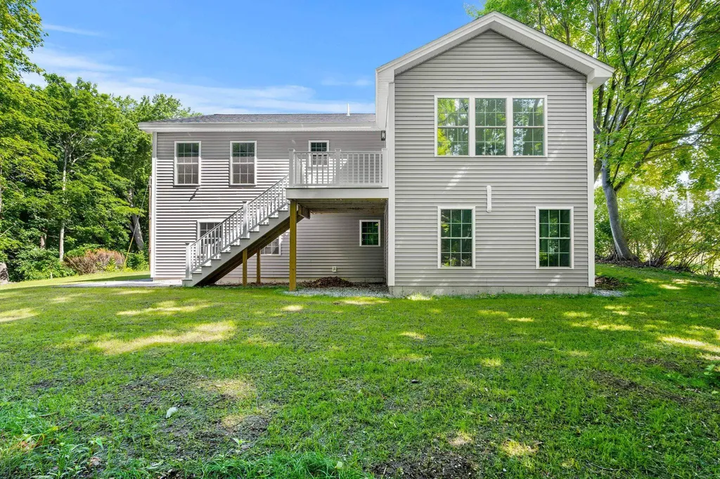 15 Bartlett Street Epping NH 03042