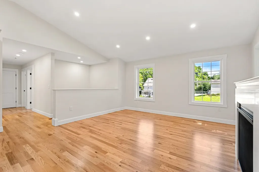 15 Bartlett Street Epping NH 03042