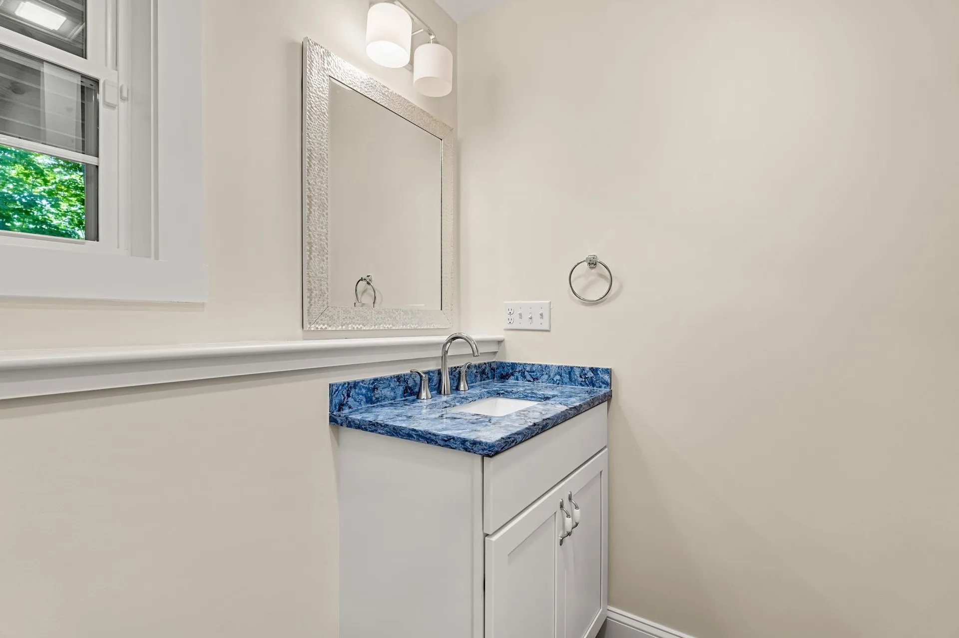 15 Bartlett Street Epping NH 03042