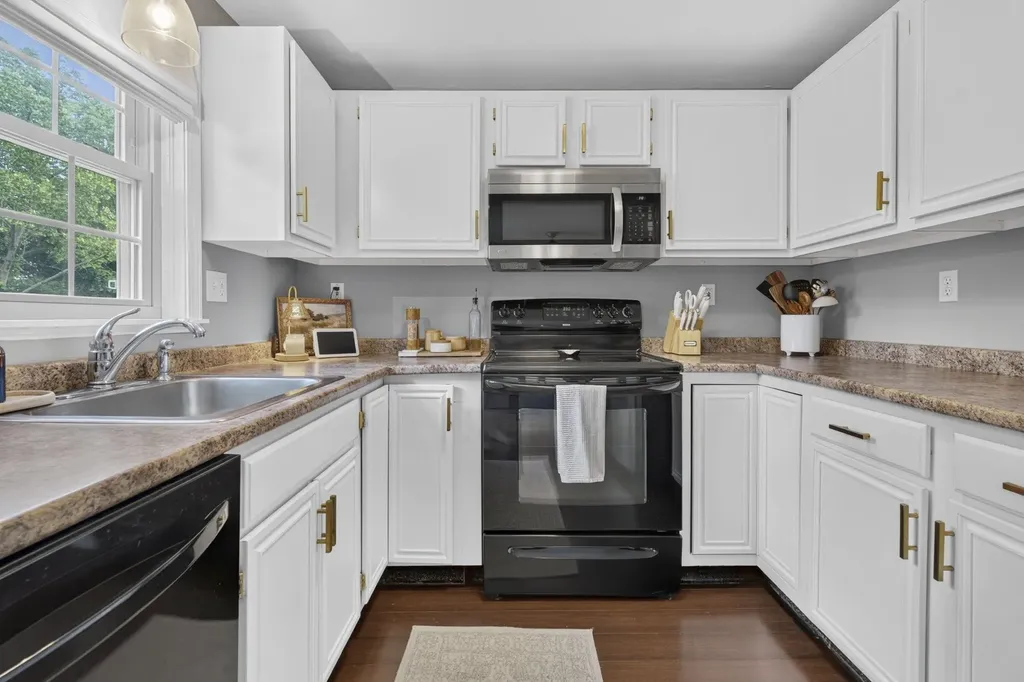 26 Sullivan Court Salem NH 03079