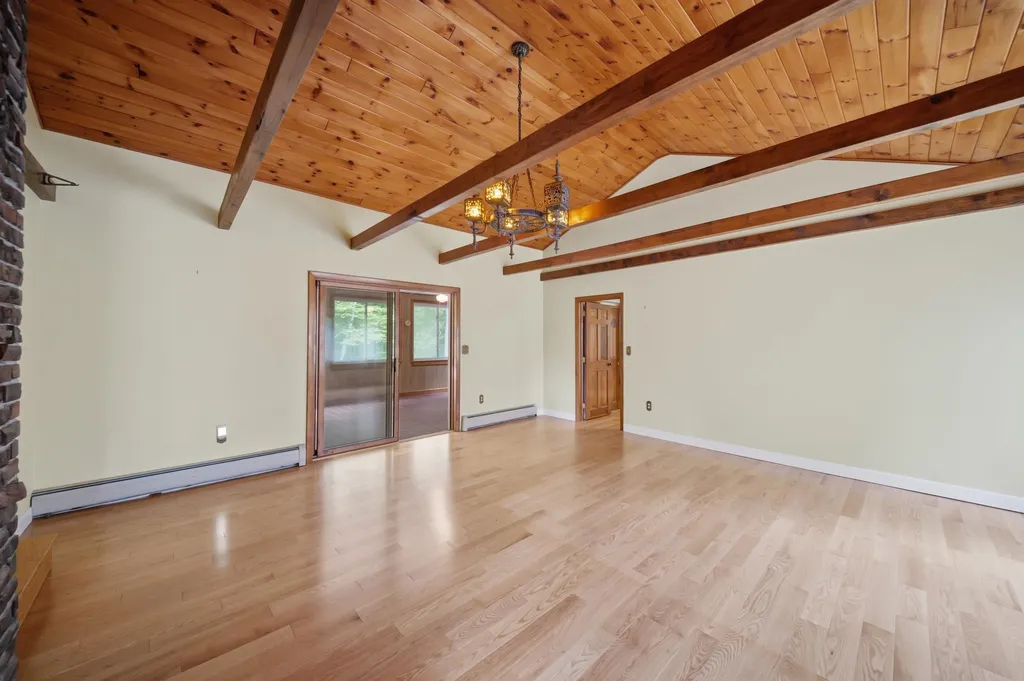 8 Escumbuit Road Derry NH 03038