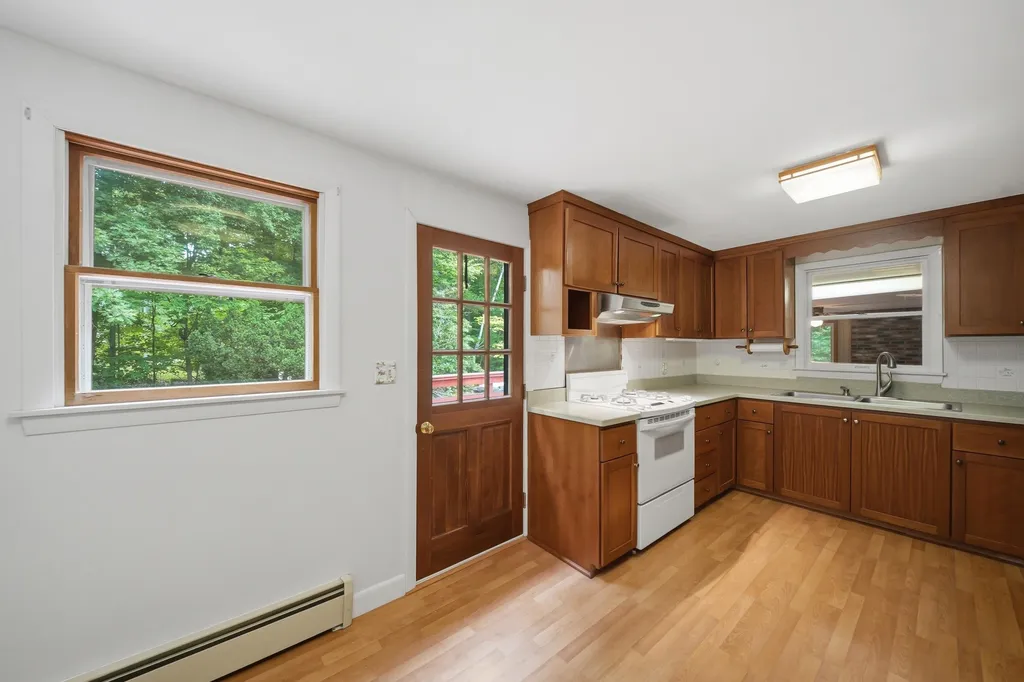 8 Escumbuit Road Derry NH 03038