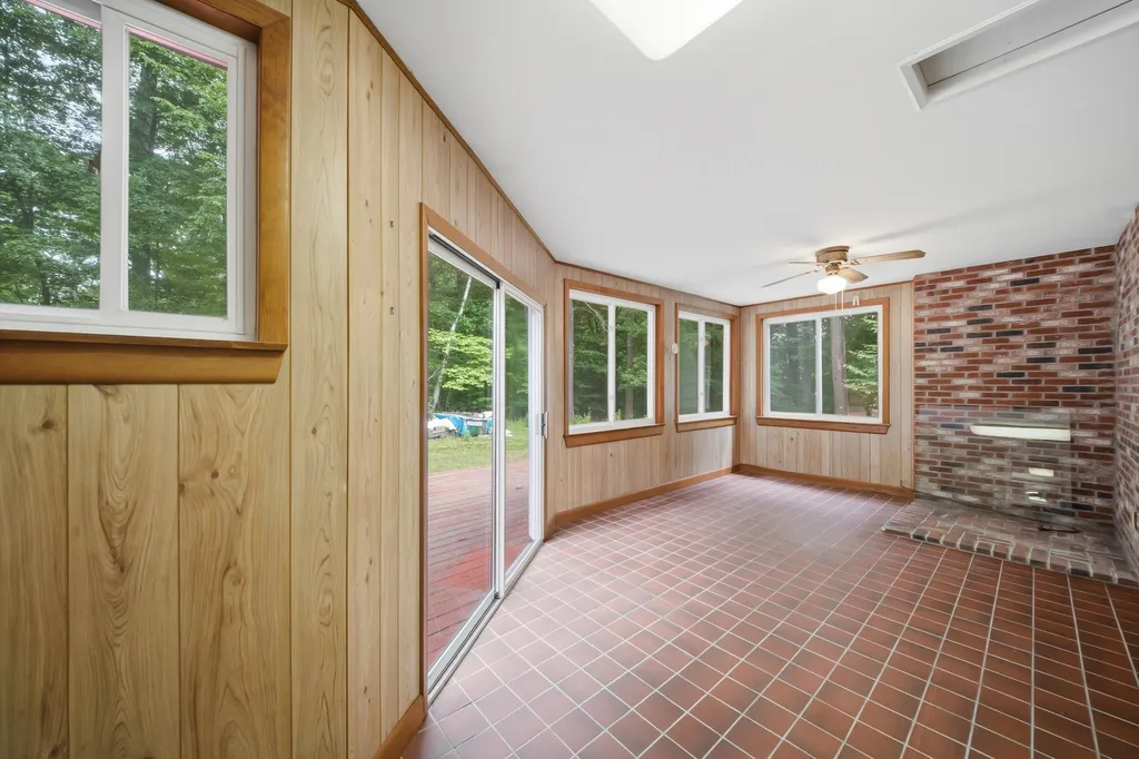 8 Escumbuit Road Derry NH 03038