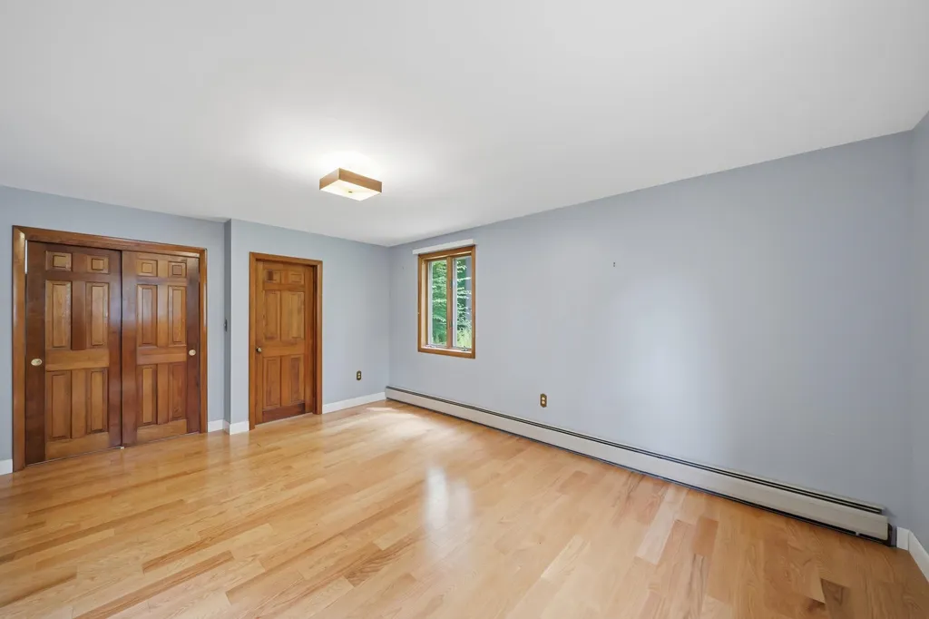 8 Escumbuit Road Derry NH 03038