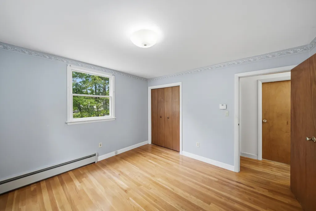 8 Escumbuit Road Derry NH 03038
