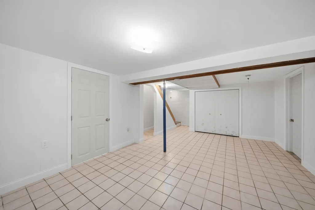 8 Escumbuit Road Derry NH 03038
