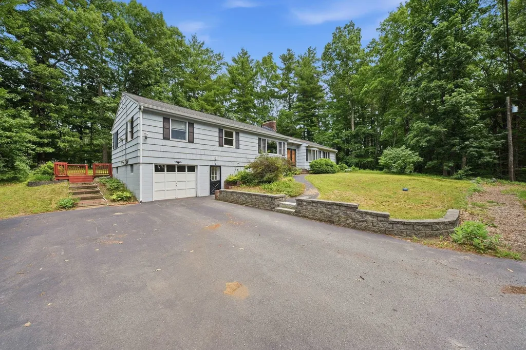 8 Escumbuit Road Derry NH 03038