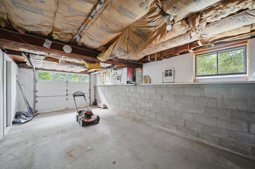 8 Escumbuit Road Derry NH 03038