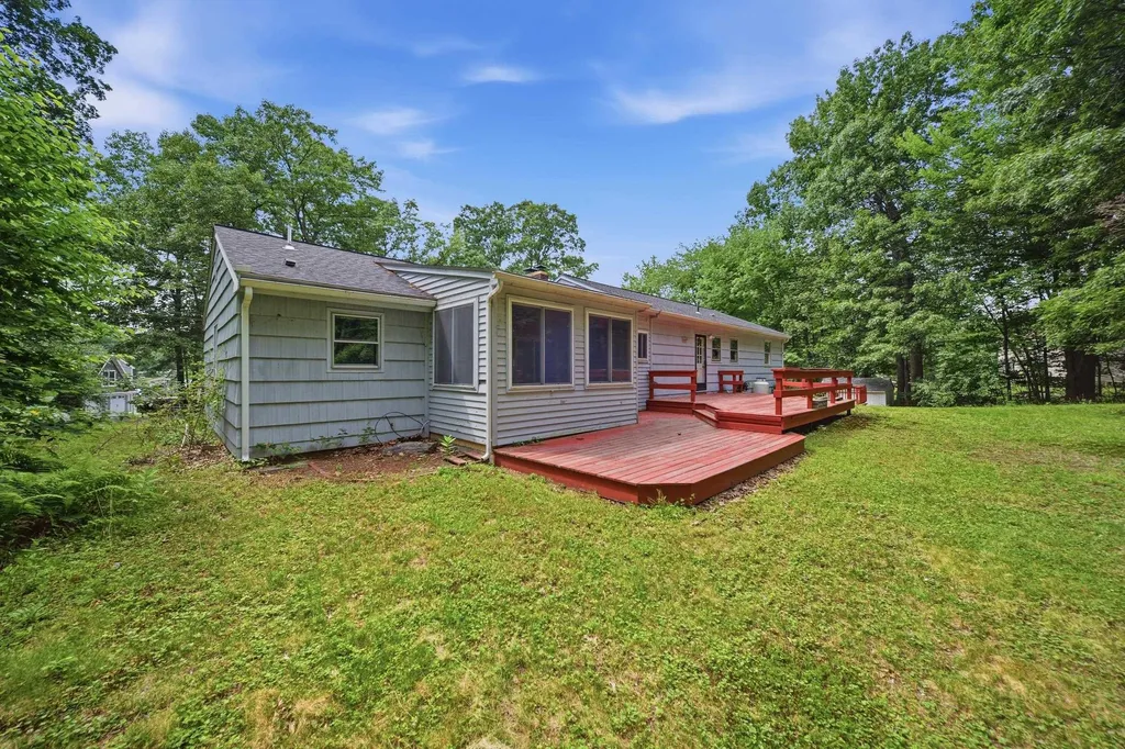 8 Escumbuit Road Derry NH 03038