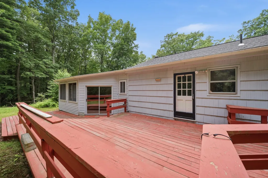 8 Escumbuit Road Derry NH 03038